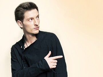 Российский комик позабавил сети своим плакатом в деревне: опубликовано фото