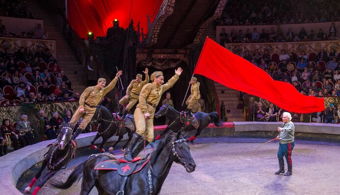 Цирк победы: соцсети высмеяли безумное представление в России