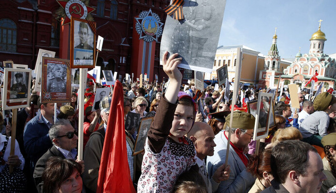 Настоящий ад к 9 мая: соцсети возмущены поступком девочки, рисовавшей прахом предка