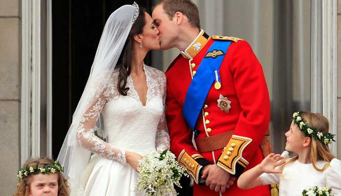 У королевы Британии припомнили видео со свадьбой принца Уильяма