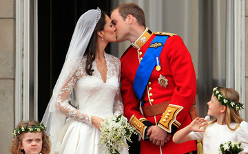 У королевы Британии припомнили видео со свадьбой принца Уильяма