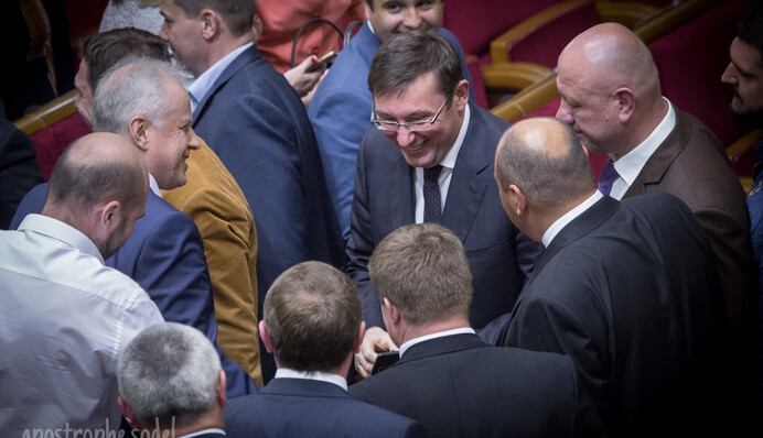 Бліцкриг Порошенко: соцмережі обговорюють швидкість, з якою Луценко зробили генпрокурором