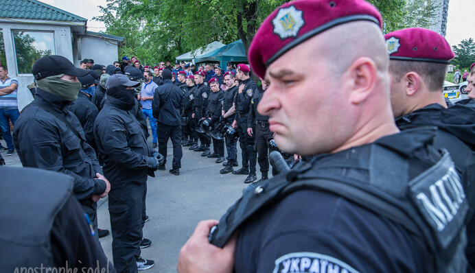 Взрыв и потасовка на автостоянке в Киеве, – самые яркие фото с места событий