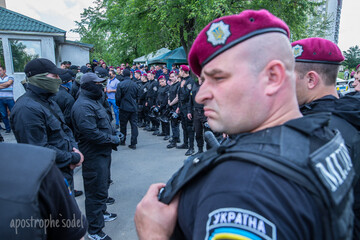 Вибух і бійка на автостоянці в Києві, - найяскравіші фото з місця подій