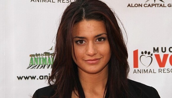 Дочь Ван Дамма поразила сети шпагатом: опубликовано фото