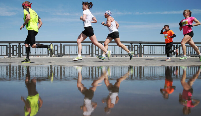 Вера Брежнева весело пробежалась в РФ с 