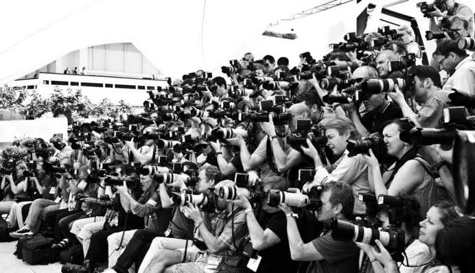 На красной дорожке в Каннах устроили неожиданный стриптиз