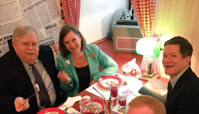 Появилось фото, как человек Обамы ест российские пельмени