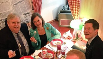 Появилось фото, как человек Обамы ест российские пельмени