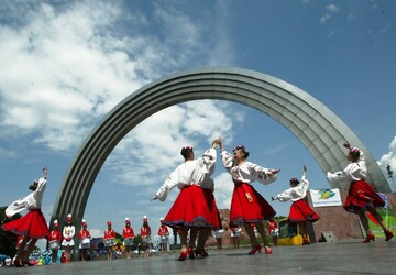 Чи потрібно Києву російське "ярмо": соцмережі обговорюють знесення Арки "недружби" народів