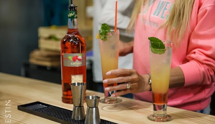 Одна из самых красивых женщин России устроила прием в Киеве