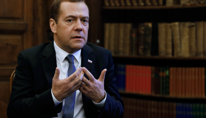 Грошей немає, але ви тримайтеся: соцмережі висміяли розмову Медведєва з пенсіонерами Криму