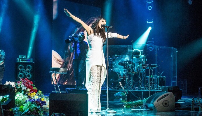 Сын Порошенко прервал речь отца поцелуем Джамалы: опубликовано видео