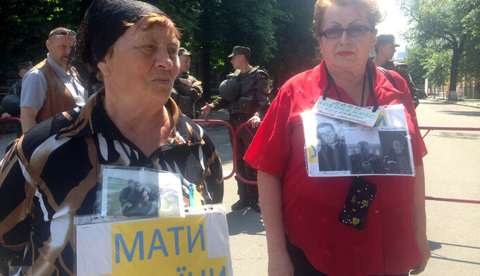 Мені соромно за вас, Петро Олексійович: з чим прийшли до Порошенка матері українських бійців