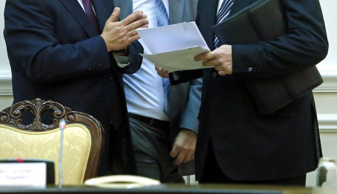 Правительства меняются, но бюджет продолжает нести потери