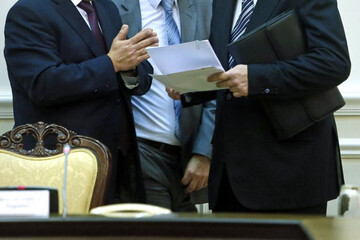 Правительства меняются, но бюджет продолжает нести потери