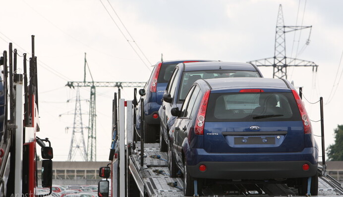 Хунта не дає їздити на ВАЗах: соцмережі обговорюють зниження акцизів на старі іномарки