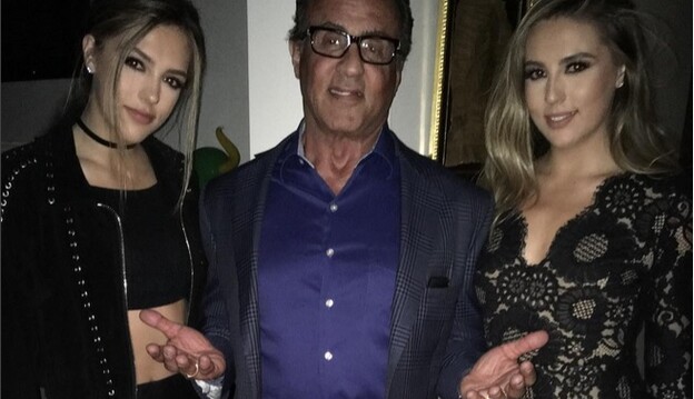 Сталлоне назвал себя сорняком на фото с дочерьми