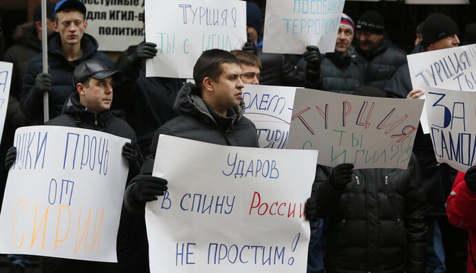 Ненавидят тех, кто сильнее: в соцсетях обсуждают, почему 47% россиян считают Украину вражеским государством