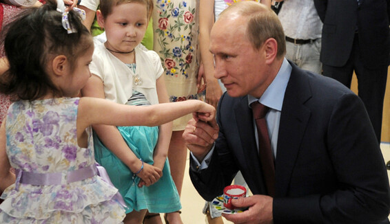 В России показали, каких детей целует Путин, а каких - нет