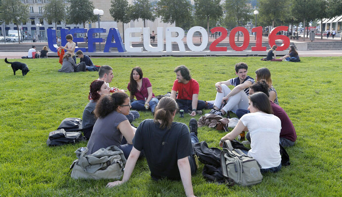 Ночь на пляже в Марселе: на что готовы фанаты ради сборной Украины на Евро-2016