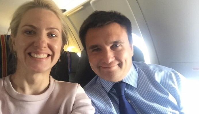 В сети высмеяли селфи Климкина с нардепом в самолете