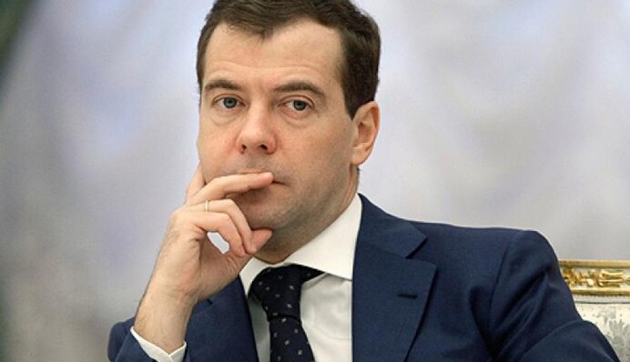 Премьер России во фраке рассмешил соцсети