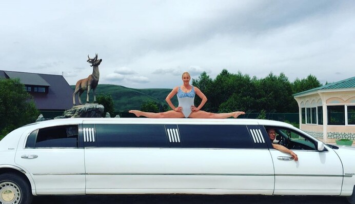 Скандальная российская балерина растянулась на лимузине: опубликовано фото