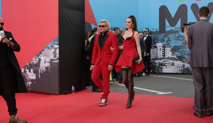 Жук-пожарник: российский певец появился на публике в забавном костюме