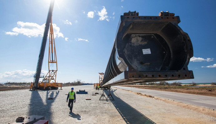 Хорошего всем настроения: соцсети высмеяли остановку строительства моста в Крым