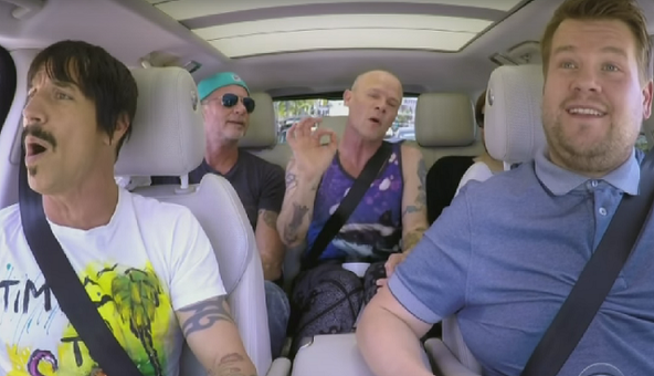 Мировые рок-звезды покуражились в караоке-авто: опубликовано видео