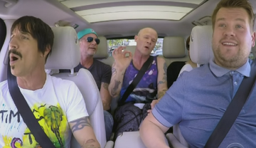 Мировые рок-звезды покуражились в караоке-авто: опубликовано видео