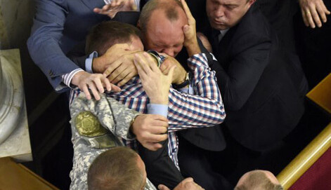 Всі органи цілі та неушкоджені: соцмережі обговорюють бійку Парасюка в Раді