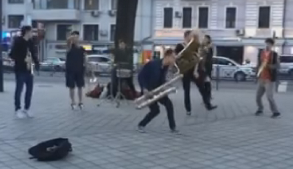 Сети в восторге от видео драйвового выступления уличных музыкантов в Харькове