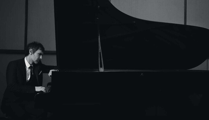 Вакарчук украсил обложку модного глянца: опубликованы фото