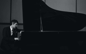 Вакарчук украсил обложку модного глянца: опубликованы фото