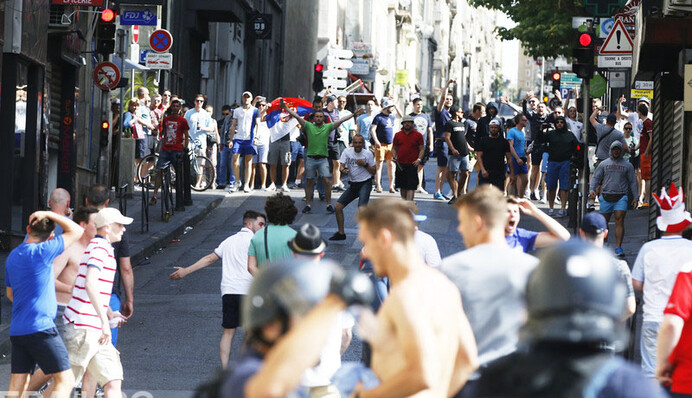 Де Рогозін на танках: соцмережі знущаються над росіянами, яких затримали за бійки на Євро-2016