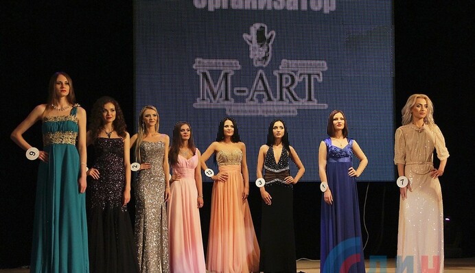 В ЛНР устроили дефиле в советском стиле на конкурсе красоты: опубликованы фото