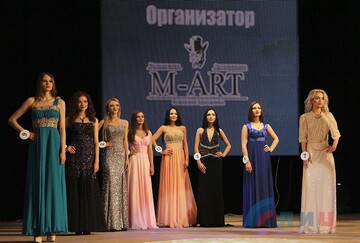 В ЛНР устроили дефиле в советском стиле на конкурсе красоты: опубликованы фото