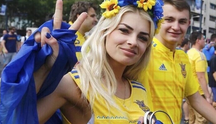 Евро-2016: украинская красотка-болельщица покорила соцсети