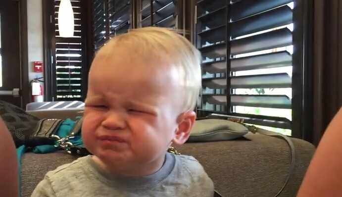 В сети набирает популярность забавное видео с малышом, кушающим клюкву