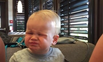 В сети набирает популярность забавное видео с малышом, кушающим клюкву