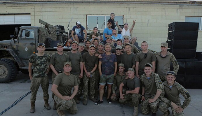 Появились фото выступления легендарной украинской рок-группы на Донбассе