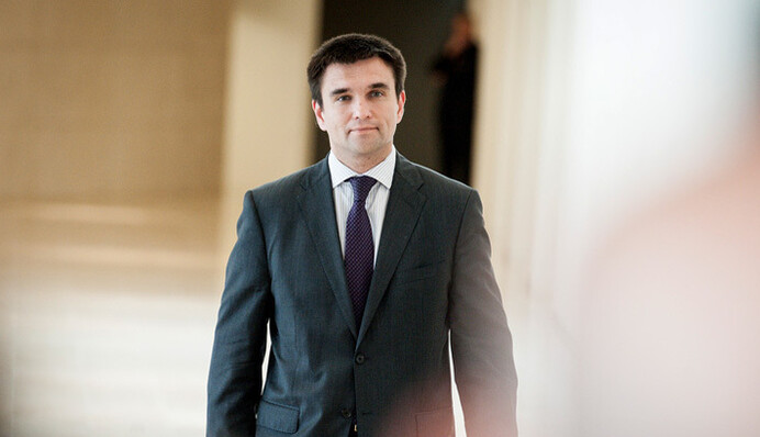 У главы МИДа Украины случился курьез с блондинкой: опубликованы фото