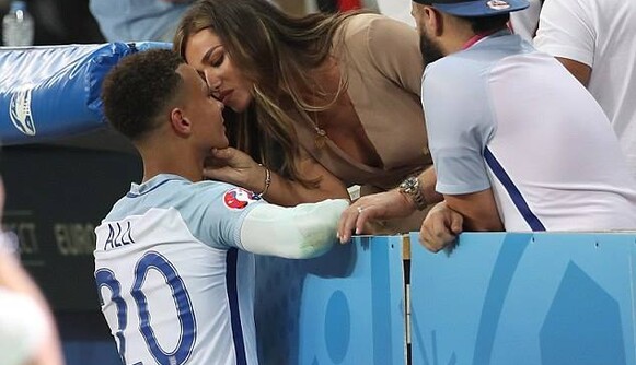 Журналист показал фото весьма пикантной сцены на матче Англия-Исландия