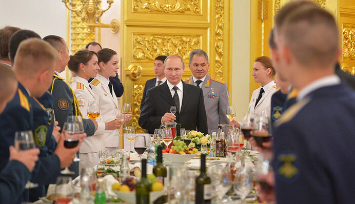 Путина окружили молоденькими девушками в погонах: опубликовано фото