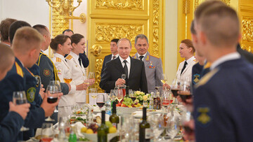 Путина окружили молоденькими девушками в погонах: опубликовано фото