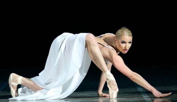 Главная в России по необычным шпагатам показала новый