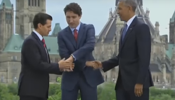 Появилось видео забавного инцидента с рукопожатием у Обамы