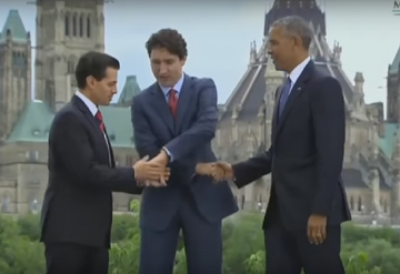Появилось видео забавного инцидента с рукопожатием у Обамы